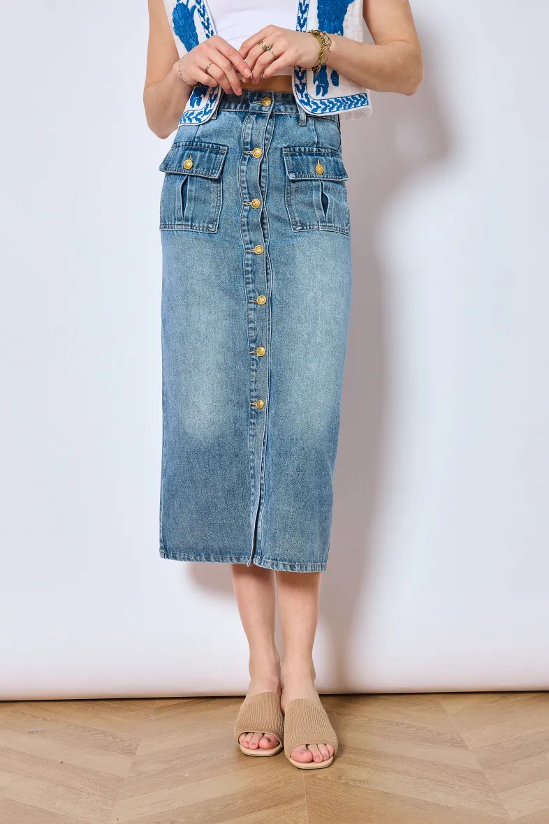 Langer Jeansrock mit Cargo-Effekt und goldenen Knöpfen